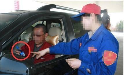 加油站又出 幺蛾子 ,很多司机已上当,加油时要多留个心眼