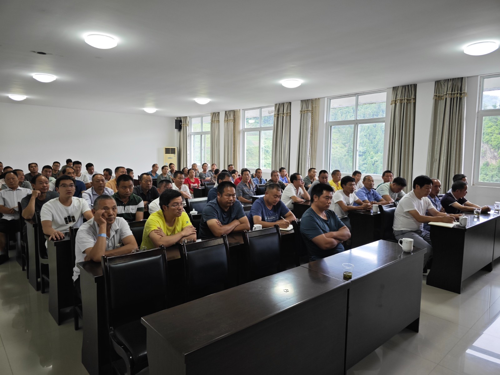 通过此次会议,机动车驾驶员们对违反交通行为的危害性和交通安全的