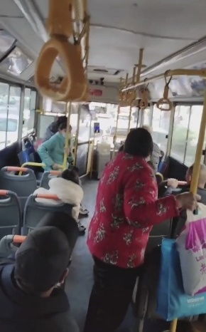 山西长治一公交因行车纠纷开斗气车鸣笛狂奔 公司 已要求司机下车培训 正配合交警调查