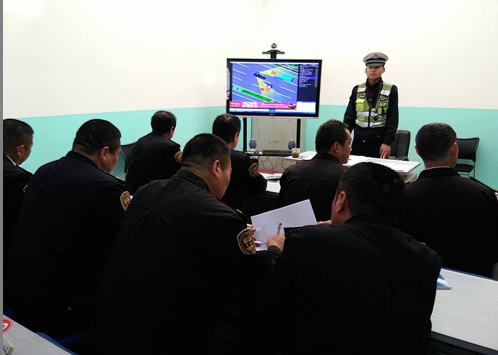 【西海岸温馨校车】联合交警支队开展驾驶员秋冬季节安全行车培训会