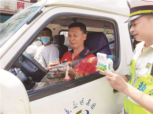 县交通运输综合行政执法支队执法人员为驾驶员发放防暑降温用品