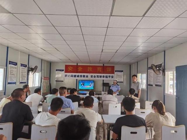 太嚣张!大货车组团闯红灯?瞧瞧是哪些车